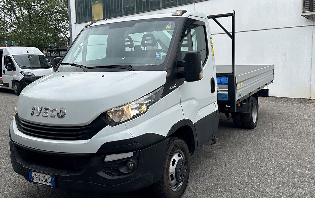 Iveco 35-140 con cassone fisso per trasporto standard di merce.
